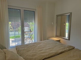 Schlafzimmer mit bodentiefen Fenstern