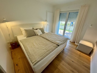 Schlafzimmer mit Boxspringbett und Kleiderschrank