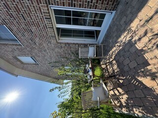 Terrasse mit Holzmöbeln