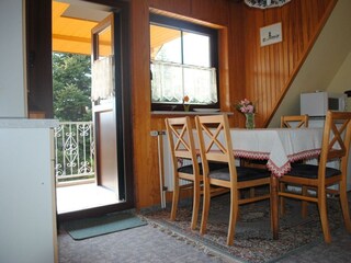 Essecke mit Zugang auf den Balkon_RudolphFewo