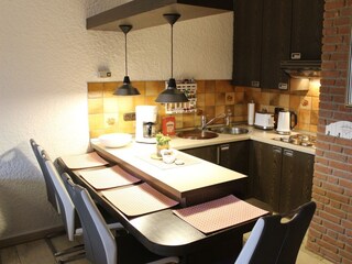 Kuchenzeile mit Esstresen