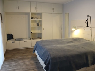 Schlafzimmer 2, Aufrichthilfe auf Wunsch