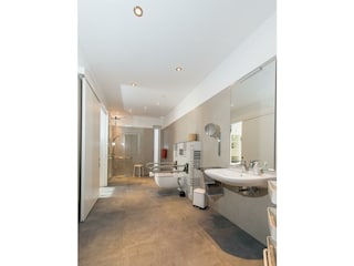 Rollstuhlgerechtes Badezimmer.