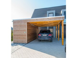 Überdachter, rollstuhlgerechter PKW-Stellplatz