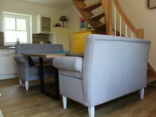 Sitzbereich und Treppe ins Obergeschoss