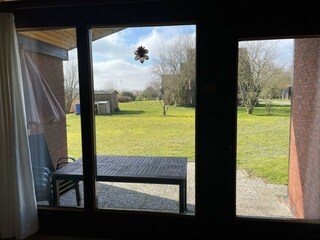 Blick auf Terrasse und Garten