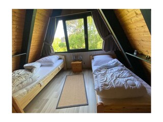 Schlafzimmer mit 2 Einzelbetten OG