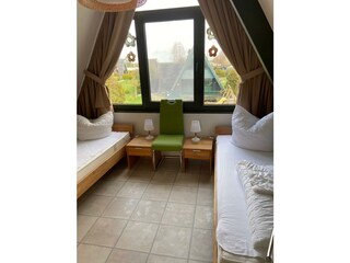 Schlafzimmer mit 2 Einzelbetten OG