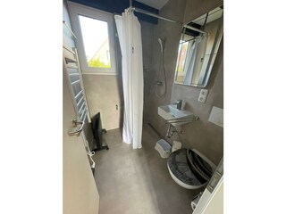 Badezimmer mit ebenerdiger Dusche