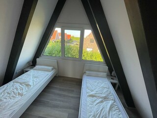 Schlafzimmer mit 2 Einzelbetten OG