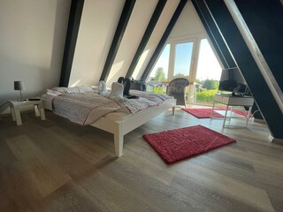 Schlafzimmer mit Doppelbett OG