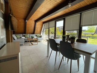 Wohnbereich mit Sofa und Essplatz