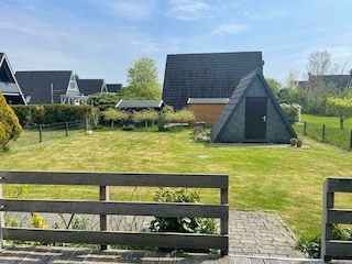 Blick von der Terrasse in den Garten