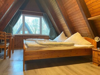 Schlafzimmer mit Doppelbett