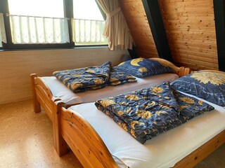 Schlafzimmer mit 2 zusammengestellten Einzelbetten