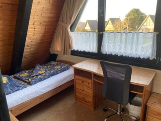 Schlafzimmer mit Einzelbetten und Zugang Wigwam