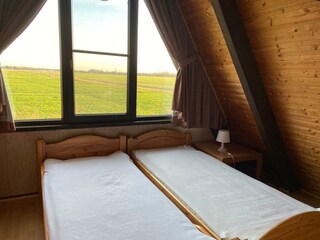 Schlafzimmer mit Doppelbett und Zugang Wigwam OG