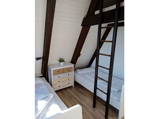 Schlafzimmer mit 2 Einzelbetten und Zugang Wigwam