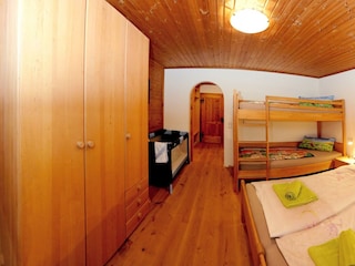 Schlafzimmer Doppelbett und Stockbett