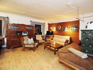 Stube: gemütliche Zeit beim Kachelofen verbringen