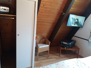 Schrank und TV im Schlafzimmer