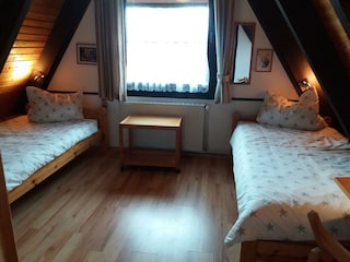 Schlafzimmer mit 2 Einzelbetten und Kojenbett