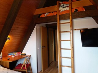 Kojenbett unter dem Dach