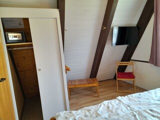 Schlafzimmer m. Safe u. TV