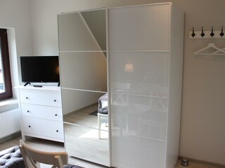 Kleiderschrank 2