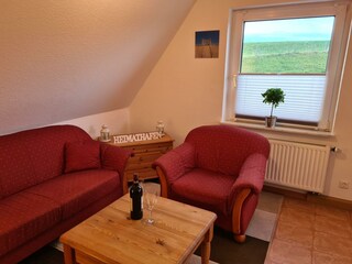 Wohnzimmer mit direktem Blick auf den Deich