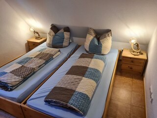 Schlafzimmer mit 2 Betten