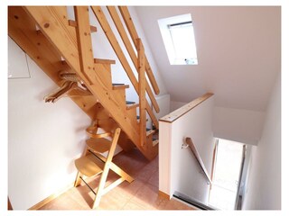Wohnungsaufgang und Treppe zum Kinderzimmer