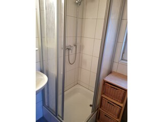 Badezimmer samt  Dusche und Waschbecken
