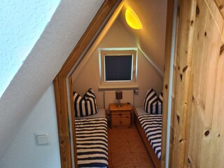 Schlafzimmer mit zwei Einzelbetten