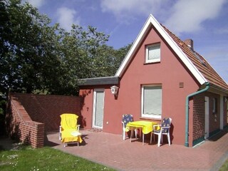 Terrasse samt Gartenmöbeln