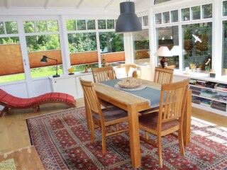 Esstisch im Wintergarten