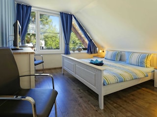 Erstes Schlafzimmer