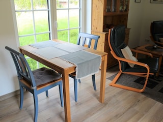 Essbereich mit Blick ins Grüne