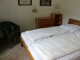 Schlafzimmer mit Doppelbett