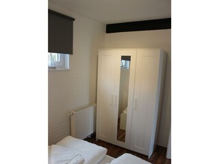 Doppelzimmer, Kleiderschrank_Ferienhaus Tossens