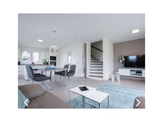 Wohn-und Essbereich1