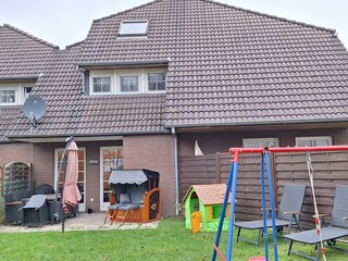 Blick vom Garten zum Haus