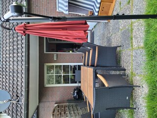 Terrasse mit Grill und Strandkorb