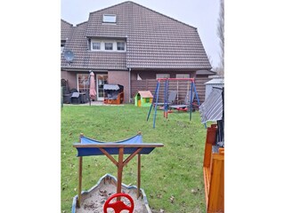 Blick vom Garten Richtung Haus, linker Zaun 1,20 m