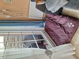 unser Hundebett am Fenster