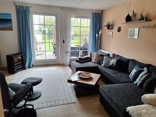 Wohnzimmer mit Gartenblick