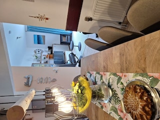 Esszimmer mit Blick ins Wohnzimmer