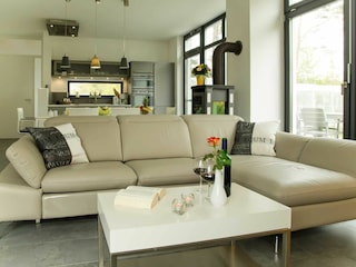 Sitzgruppe und Blick auf die moderne Küche