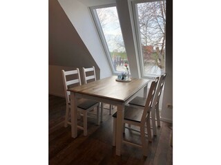 Essbereich mit Aussicht auf den Hafen