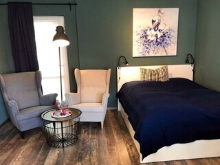 Doppelbett mit Sitzecke